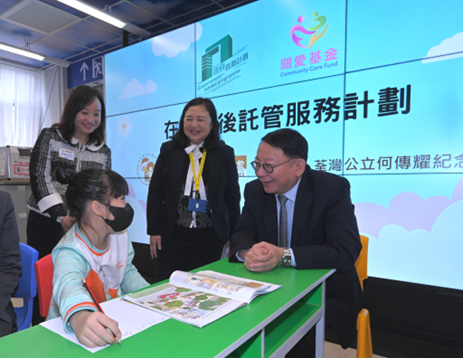 A governor talking to a student about the After School Service Scheme